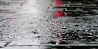 人行道上的雨水流