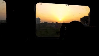 日出在印度旅行火车窗口视频素材模板下载