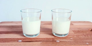 玻璃装牛奶的时间流逝。停止运动倒白色液体