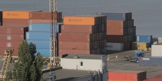 在港口存放集装箱
