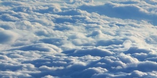 飞过云层。从平面上看，美丽的蓝云