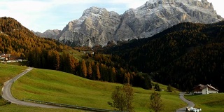 La Valle公社在Dolomites阿尔卑斯山，意大利