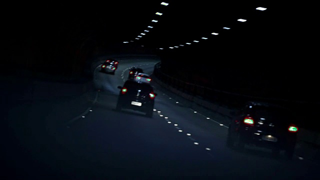 在黑暗的隧道