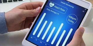在数字平板电脑上的健康应用程序上检查心率监测