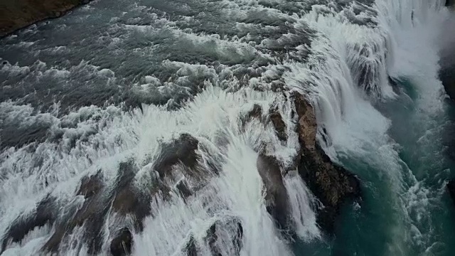 直升机上美丽的野生瀑布。冰岛湍流的鸟瞰图