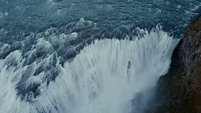 鸟瞰冰岛美丽如画的风景。强大的瀑布Gullfoss坠落在山上