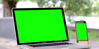 绿色屏幕的笔记本电脑和智能手机