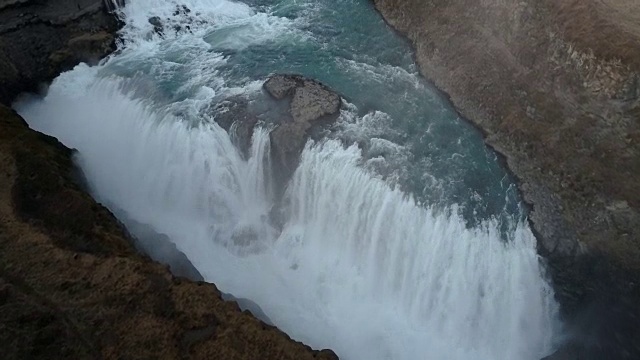 鸟瞰图美丽的冰岛风景，瀑布湾上的山脉。湍流