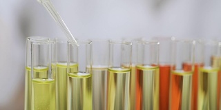 生化研究，科学家把血清滴在玻璃试管里，美容