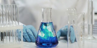 化学家向装有液体的锥形瓶中加入物质，进行化学实验
