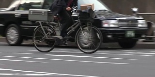 在街上骑自行车的人。骑自行车上班的通勤者