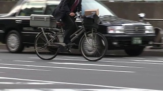 在街上骑自行车的人。骑自行车上班的通勤者视频素材模板下载