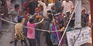 身份不明的人们在印度阿格拉庆祝阿格拉胡里节