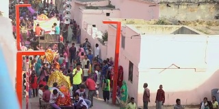 身份不明的人们在印度阿格拉庆祝阿格拉胡里节