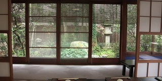 传统的日式室内装饰，有滑动门和榻榻米