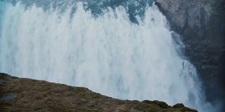 美丽的景色从山顶上的冰岛湾瀑布。水从悬崖上倾泻而下