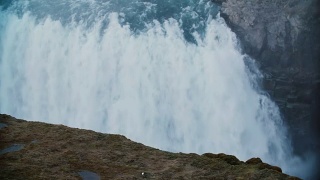 美丽的景色从山顶上的冰岛湾瀑布。水从悬崖上倾泻而下视频素材模板下载