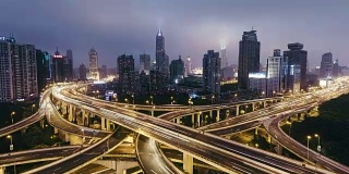T/L WS HA ZI高峰时刻的多条高速公路和立交桥上的交通/上海，中国