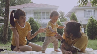 帮助婴儿(6-11个月)走路的亚洲父母视频素材模板下载