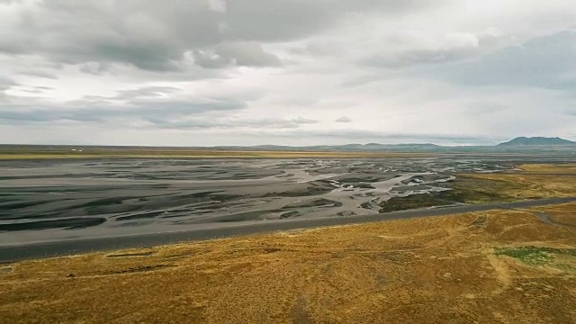 鸟瞰图的山谷与融化的冰川上。美丽的冰岛自然景观