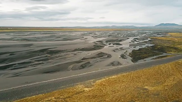 鸟瞰图上的山谷与融化的冰川和山脉。美丽的冰岛自然景观