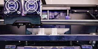 3D打印机上的塑料丝打印。某种塑料零件。替代的部分。3 d打印机打印。