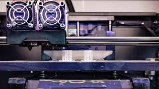 3D打印机上的塑料丝打印。某种塑料零件。替代的部分。3 d打印机打印。视频素材模板下载