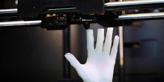 3D打印机在工作，3D打印机打印人手，3D打印机打印更白的人手，用3D打印机打印手型产品。