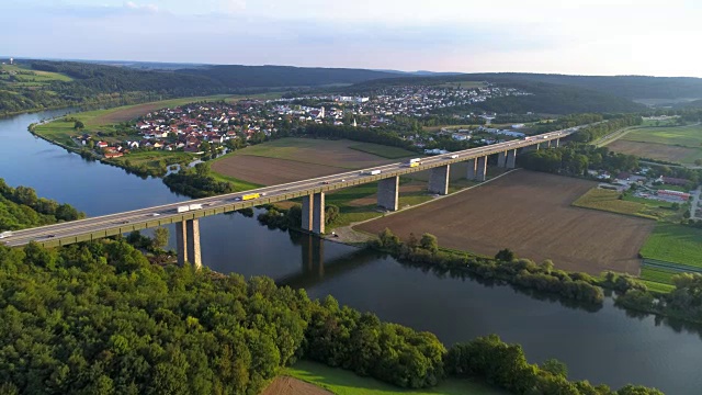 雷根斯堡附近多瑙河高速公路大桥上的交通状况