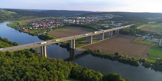 雷根斯堡附近多瑙河高速公路大桥上的交通状况
