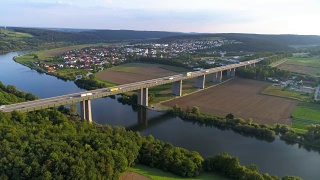 雷根斯堡附近多瑙河高速公路大桥上的交通状况视频素材模板下载