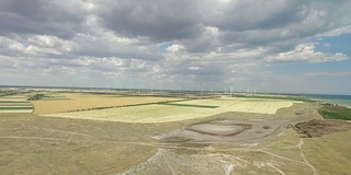 领域与风力发电机在生物能源再生工程的奇迹。航空摄影测量