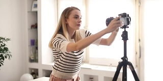 一名年轻女子在开始拍短视频之前修好了她的相机