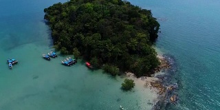 一架无人机飞过泰国南部一座令人惊叹的岛屿
