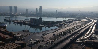 土耳其伊兹密尔的港口、高速公路、摩天大楼