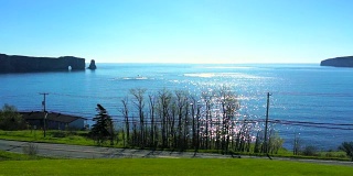 著名的Rocher Perce岩石在加斯皮半岛，魁北克，加拿大，加斯皮西地区在蓝色日出和波光粼粼的阳光路径博纳旺蒂尔岛