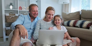 有孩子的家庭使用笔记本电脑视频通话摄像头