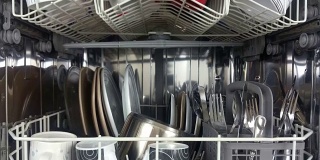 抬高镜头的洗碗机装满了陶器和餐具