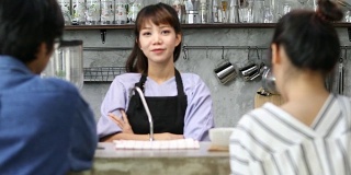 亚洲女子咖啡店老板