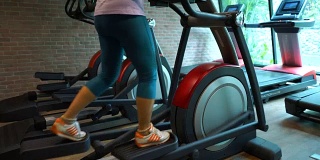商务女性在健身房锻炼。