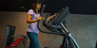 商务女性在健身房锻炼。