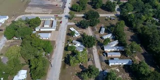 在德克萨斯州的La Grange小镇，飓风哈维的破坏路径造成的墨西哥湾沿岸的破坏区，近距离观察被飓风哈维冲垮的房屋。