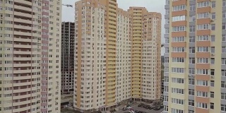 鸟瞰图。城市中新建的高层公寓楼的综合体。摄像机移开了