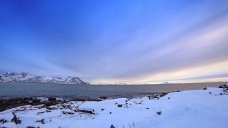 挪威北部Senja岛Flakstadvåg的冬季日落时间视频素材模板下载