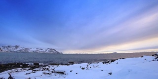 挪威北部Senja岛Flakstadvåg的冬季日落时间
