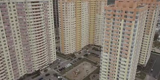 鸟瞰图。城市中新建的高层公寓楼的综合体。摄像机飞向房屋