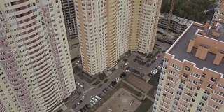 鸟瞰图。城市中新建的高层公寓楼的综合体。相机靠近建筑物