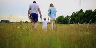幸福的一家人一起在草地上散步，享受生活