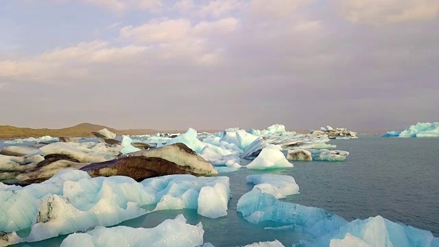 冰岛Jokulsarlon冰川泻湖清晨鸟瞰图