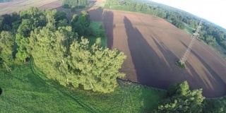 无人机在秋季播种农田和树木的上空旋转